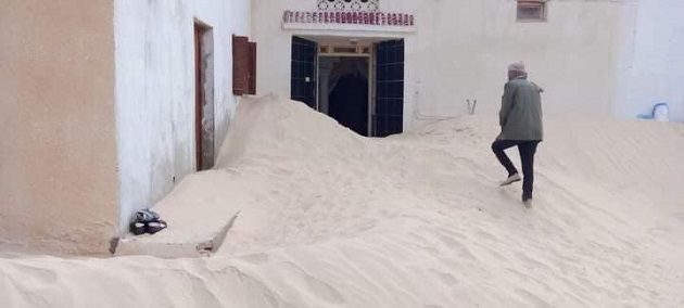 دوز.. انطلاق أشغال رفع الرمال عن عدد من المنازل المتضرّرة من التصحّر 