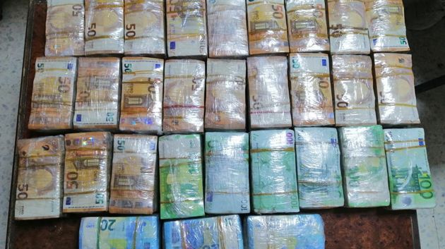 توزر: حجز مبلغ من العملة الأجنبية بقيمة 2.8 مليون دينار