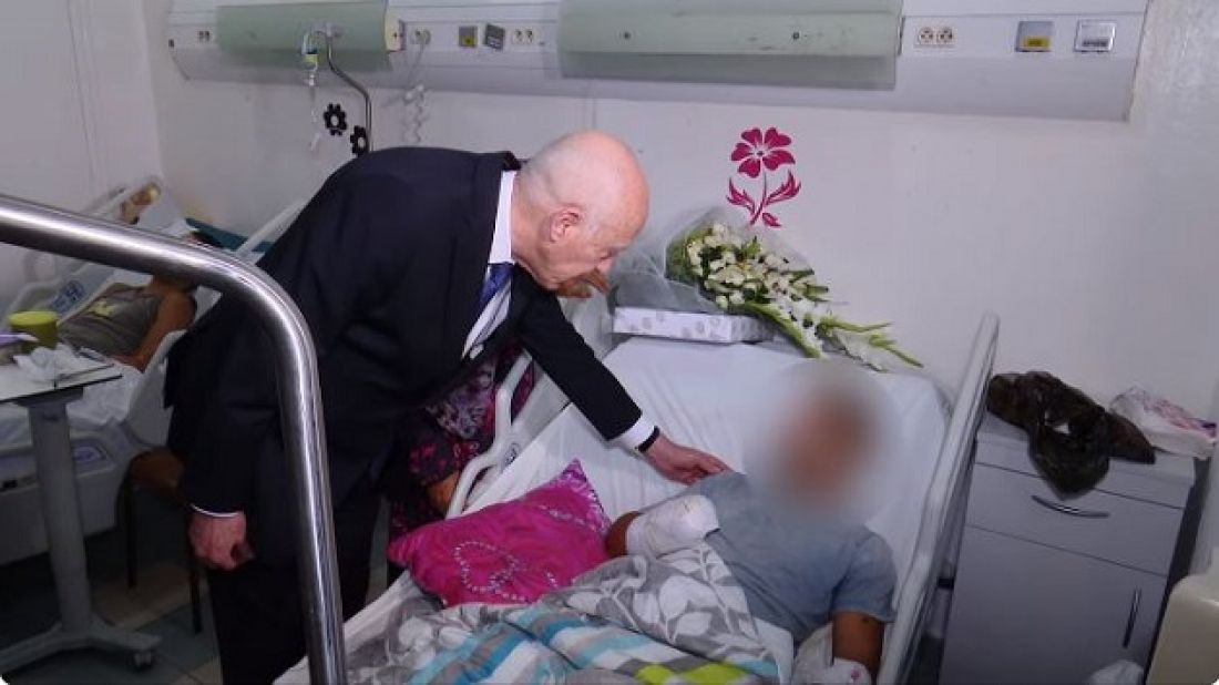 رئيس الجمهورية يعود التلميذ عدنان المعموري بالمستشفى العسكري رئيس الجمهورية يعود التلميذ عدنان المعموري بالمستشفى العسكري