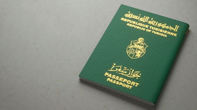 أراد تجديد جواز سفره.. مواطن مقيم بليتوانيا يتلقّى ردًّا غريبًا من السفارة التونسية (فيديو)