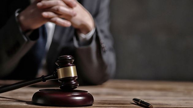 إثر تعنيفها لابنتها وربطها بسلسلة: الإحتفاظ بأم واستدعاء صديقها للتحقيق 