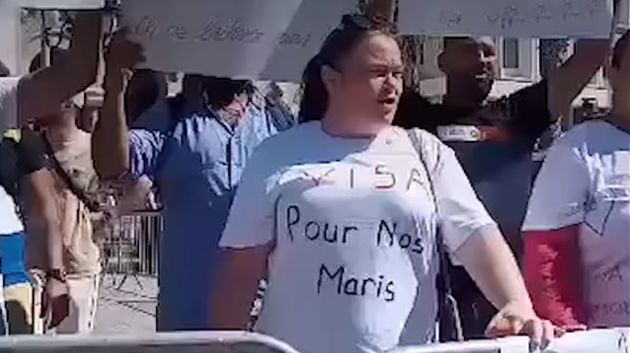 تونسيون تزوجوا فرنسيات يحتجون أمام سفارة فرنسا 