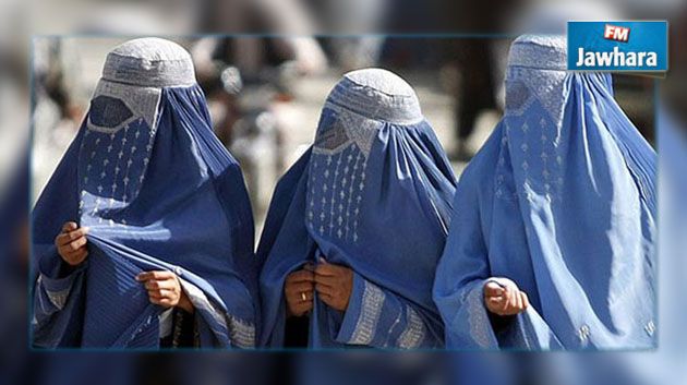 مسيرة رجالية بالبراقع تضامنا مع المرأة الأفغانية