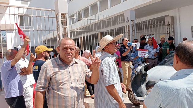 صفاقس : معلمون يحتجون على حجز رواتبهم لشهر جويلية