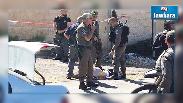 جنود الإحتلال الإسرائيلي ينكلون بجثة منفذ عملية الدهس بالقدس (صور)