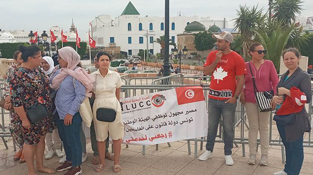 في وقفة احتجاجية أمام رئاسة الحكومة: مُوظفو هيئة مكافحة الفساد يُطالبون بإعادتهم للعمل