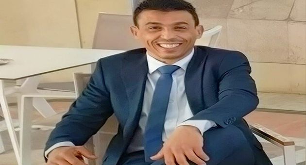 نائب يجد عبارة غريبة مكتوبة على سيارته 