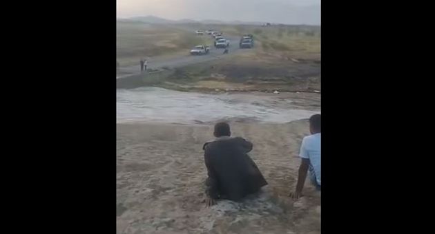 فيضان وادي حيدرة وانقطاع عدد الطرقات