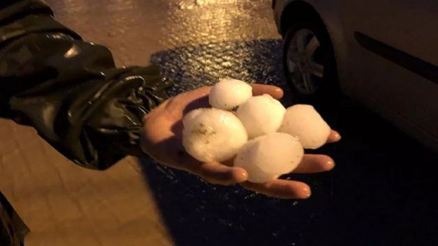 نفوق عشرات الحيوانات وأضرار مادية جسيمة.. برد بحجم البيض ينهمر على مدينة تركية