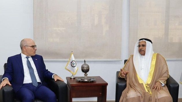 تعزيز علاقات التعاون محور لقاء بين وزير الخارجية ورئيس البرلمان العربي