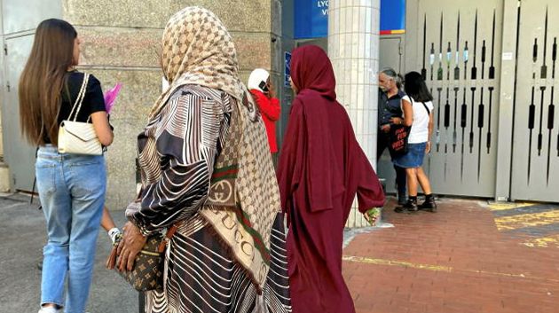 مجلس الدولة في فرنسا يصادق على قرار منع العباءة في المدارس