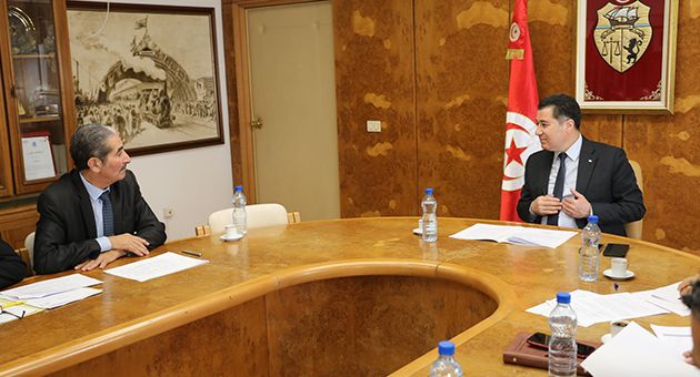 وزير النقل يدعو ديوان البحرية والموانئ الى حل الاشكاليات لتفريغ حمولات المواد الغذائية