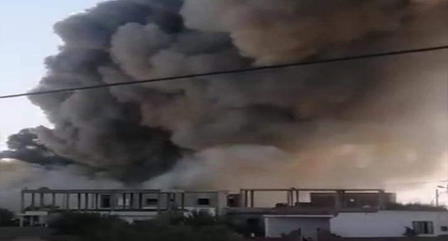 صفاقس.. اندلاع حريق ضخم بمصنع للورق