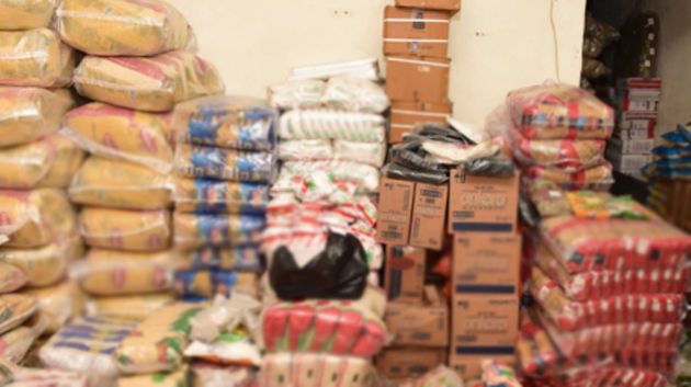 مداهمة مخازن عشوائية وحجز أطنان من المواد الغذائية وغيرها