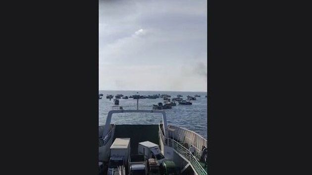 في حركة احتجاجية: مراكب صيد تغلق مدخل المحطة البحرية بقرقنة (فيديو)