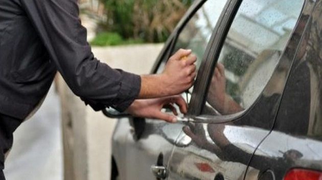 نابل: القبض على منحرف استولى على حقيبة امرأة من داخل سيارتها