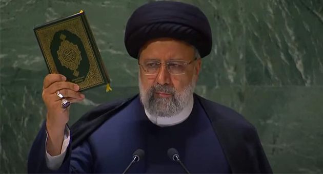 الرئيس الإيراني يرفع نسخة من المصحف أمام الجمعية العامة للأمم المتحدة