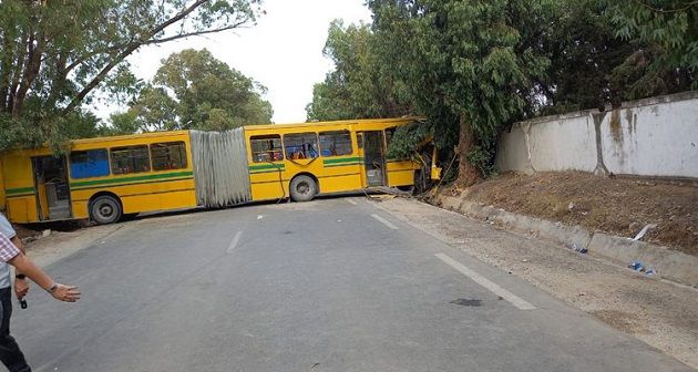 وزير التربية يؤدي زيارة الى التلاميذ المصابين في حادث مرور حافلة للنقل المدرسي بسيدي ثابت