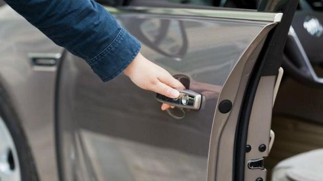 مكّنته من سيارتها ظنا منها أنه مكلّف بتأمين مأوى السيارات ..فسرقها ولاذ بالفرار !!