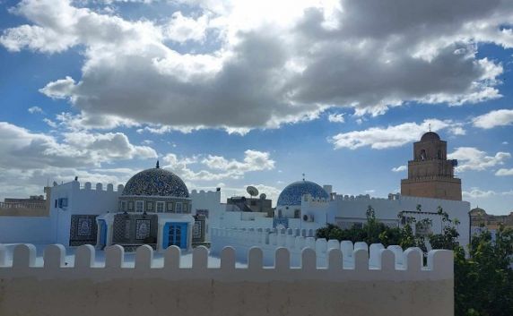 طقس مغيم بأغلب الجهات مع أمطار متفرقة