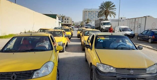 قابس:أصحاب سيارات التاكسي الفردي ومدارس تعليم السياقة المستعملين للغاز المسيل يحتجّون