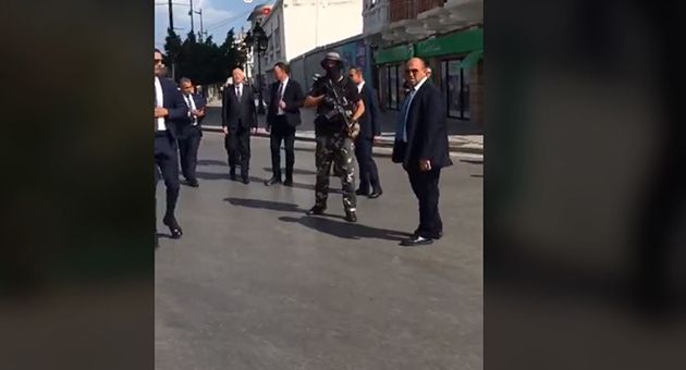 نشر مقطع فيديو يتضمن محادثة خاطفة بين فلسطيني من القدس وقيس سعيّد بشارع الحبيب بورقيبة