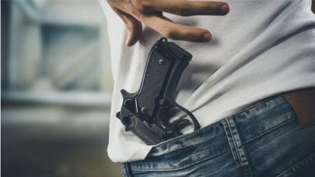 في محاولة لترويع المارّة والتلاميذ ... طفل ال 18 سنة يحمل سلاحا ناريا خلال معركة أمام إحدى المدارس الإعدادية