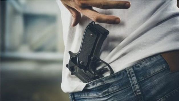 في محاولة لترويع المارّة والتلاميذ ... طفل ال 18 سنة يحمل سلاحا ناريا خلال معركة أمام إحدى المدارس الإعدادية