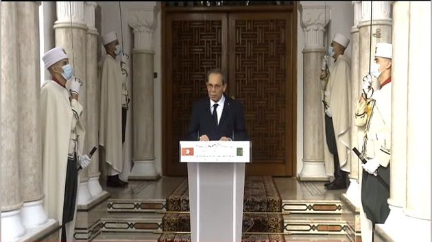 رئيس الحكومة: انسجام مواقف الرئيسين سعيد وتبون إزاء العديد من القضايا الإقليمية والدولية