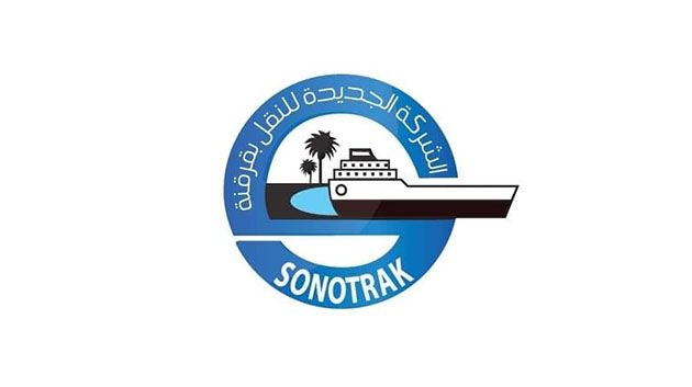 إخراج سيارة سقطت بالحوض المائي للمحطة البحرية بصفاقس