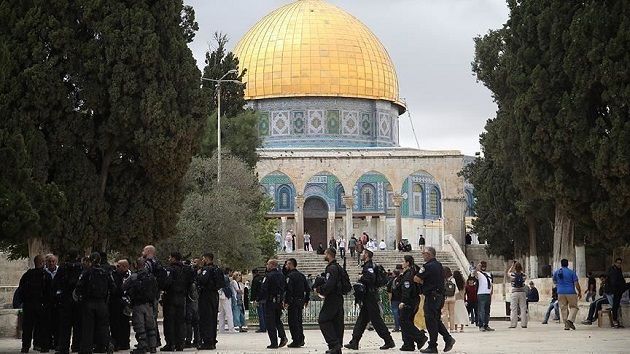 قوات الاحتلال تمنع بالقوة أعدادا من الفلسطينيين من التوجه للمسجد الأقصى