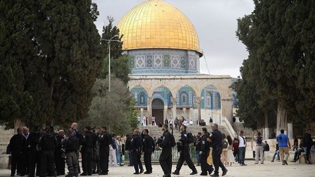قوات الاحتلال تمنع بالقوة أعدادا من الفلسطينيين من التوجه للمسجد الأقصى