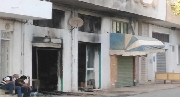 يطعن طليقته بآلة حادة ويضرم فيها النار داخل محلها للاثاث المستعمل