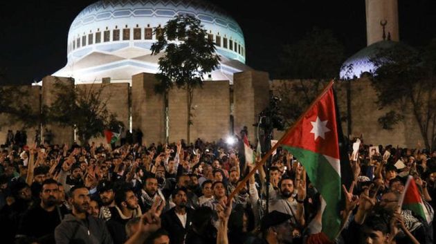 الاردن: متظاهرون يحاولون اقتحام مبنى سفارة الاحـ.ـتـ.ـلال في عمّان