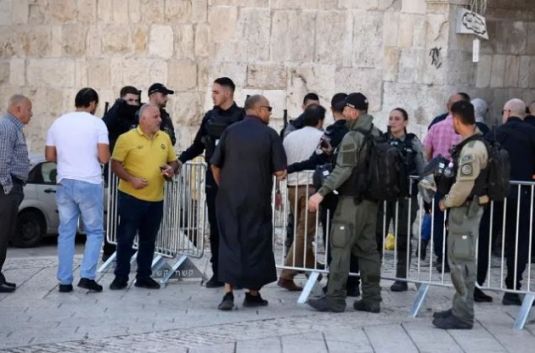 شرطة الاحـــ.تلال تحول دون وصول الفلسطينيين لأداء صلاة الجمعة في المسجد الأقصى