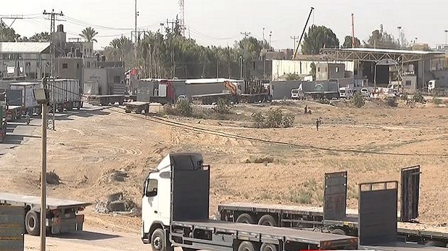 معبـ.ر رفـ.ح: انطلاق عبور شاحنات المساعدات إلى غـ.زة (فيديو)