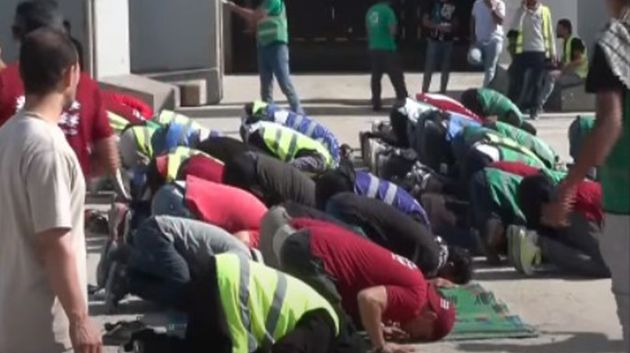سجدة شكر أمام معبر رفح فرحًا ببدء دخول المساعدات لقطاع غـ.ـزة