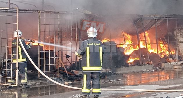 بنقردان.. اندلاع حريق كبير بـ3 محلات تجارية