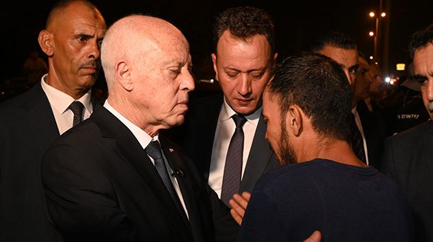 رئيس الجمهورية يلتقي مجموعة من المواطنين في حي الانطلاقة والمنيهلة