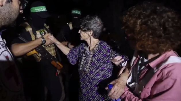 أسيرة إسـ.ـرائيلية مُفرج عنها: 'كان هناك طبيب يُتابع حالتنا الصحية'
