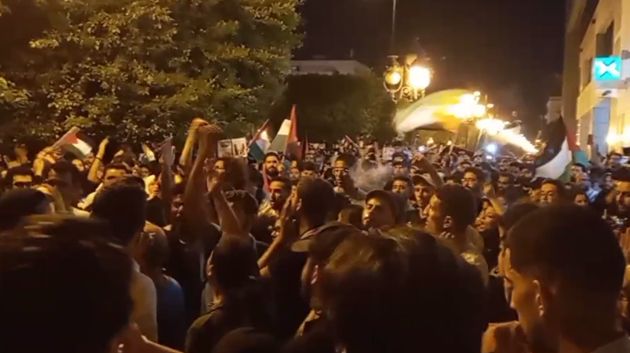 مظاهرة ليلية أمام السفارة الفرنسيّة بتونس للتنديد بالهجوم على قـ.ـطاع غــ.ــزّة