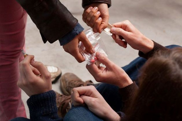 القبض على شابين بحوزتهما مواد مخدرة ينويان ترويجها بالوسط المدرسي