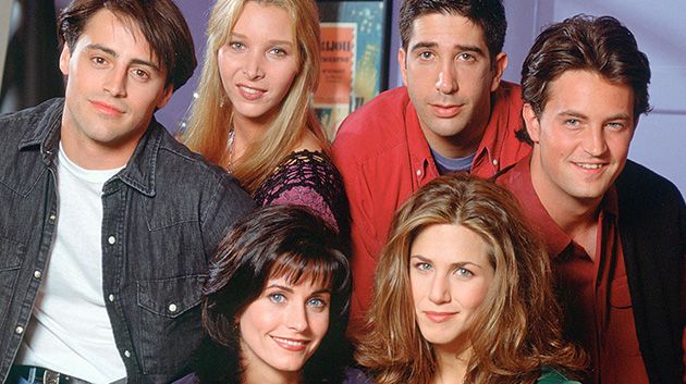 أبطال مسلسل Friends يُعلّقون على وفاة زميلهم ماثيو بيري