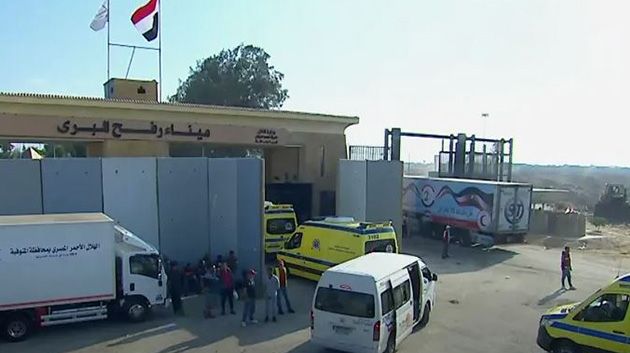 معبر رفح: سيارات إسعاف مصرية تدخل غزة لنقل جرحى فلسطينيين