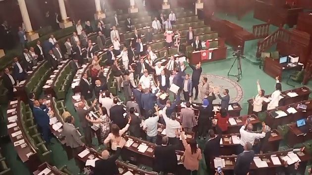 نواب بالبرلمان يحتجّون على إرجاء النظر في قانون تجريم التطبيع (فيديو)