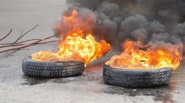 مدنين.. متساكنو عدد من المناطق يشعلون العجلات ويغلقون الطريق