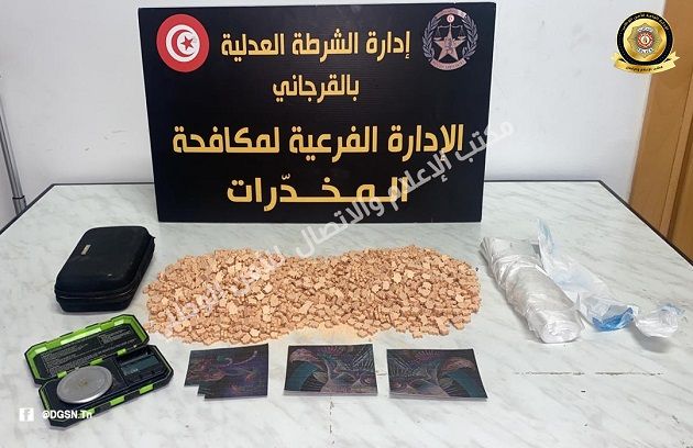 القبض على مروّجيْ مخدرات بالأحياء الراقية والملاهي الليلية وحجز 3500 قرص مخدر