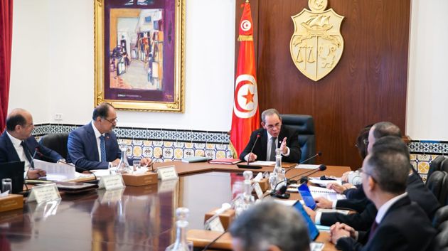 رئيس الحكومة يشرف على الاجتماع الاول للجنة العليا لتسريع انجاز المشاريع العمومية 