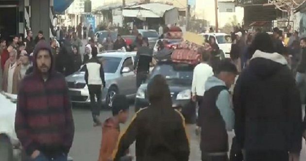 بدء دخول شاحنات تحمل مساعدات إلى قطاع غـــ.زة