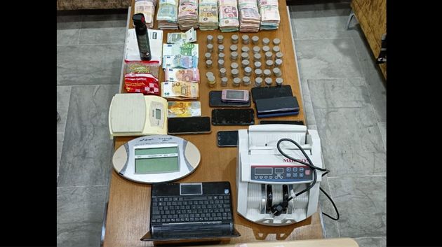 القصرين: إيقاف عدد من المفتش عنهم وحجز كمية من المخدرات ومبالغ مالية